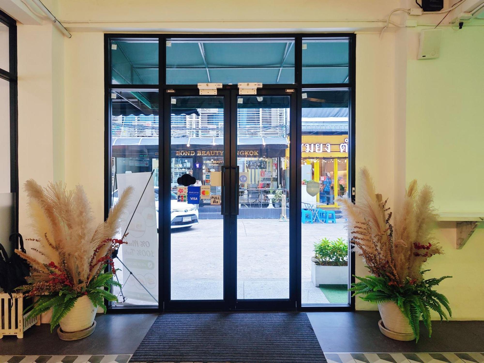 Ostay Asoke Bangkok Makkasan Exterior photo